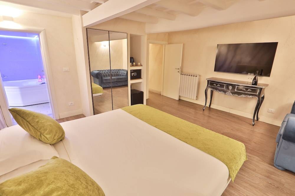 Grottini Luxury Suites ~ Pantheon 2