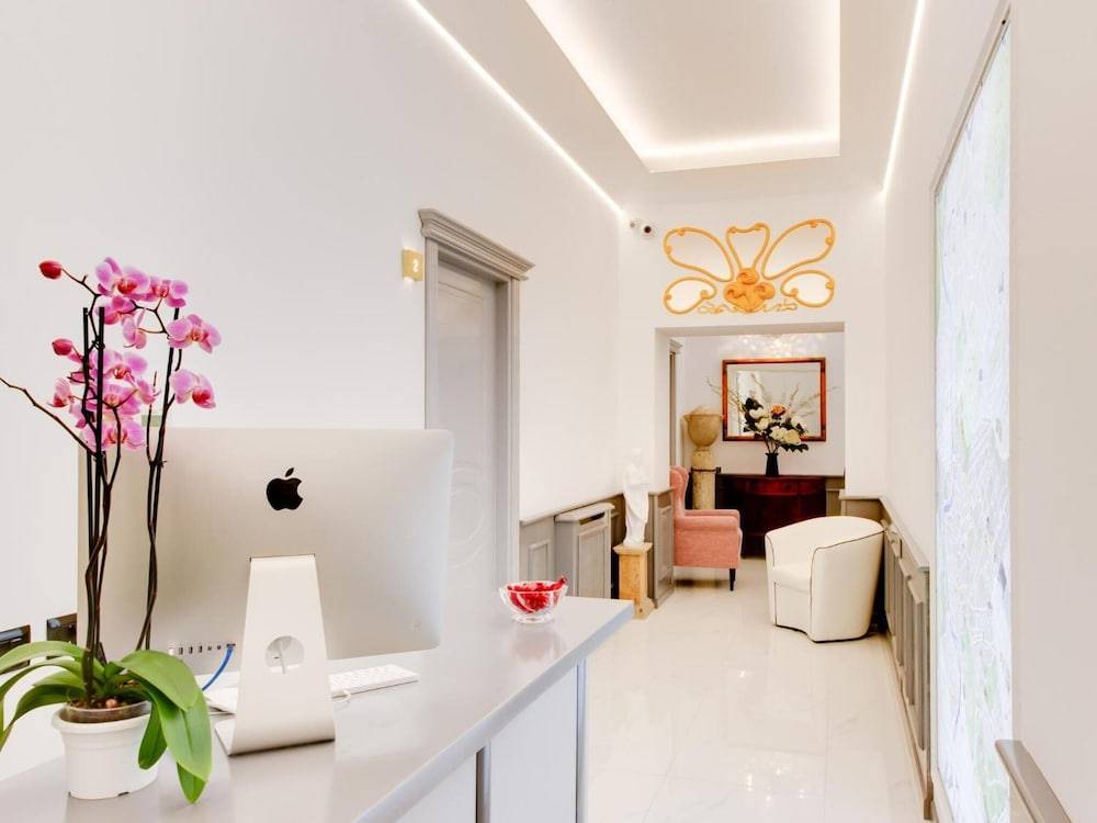 Queen Palace Suites 2