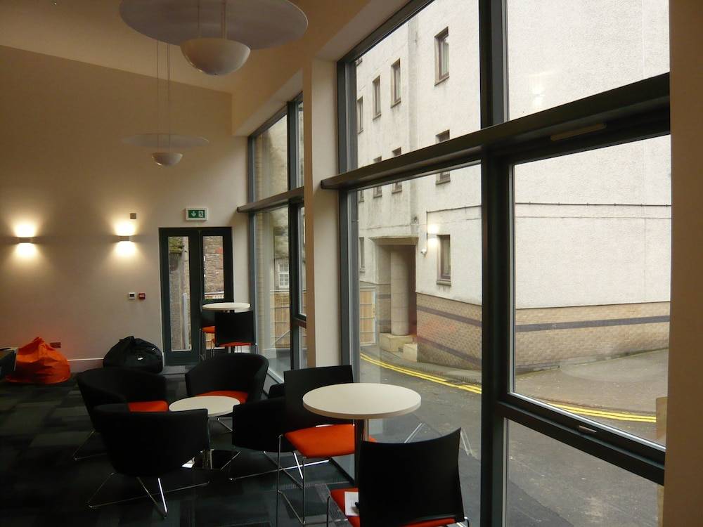 JOIVY Budget 4,5 and 6 bed private flats, in Historic Old Town - Adults Only 2