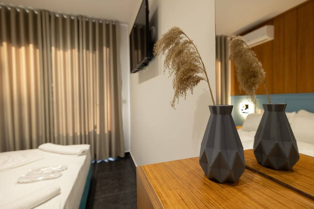 Aglon Twin's Hotel 2