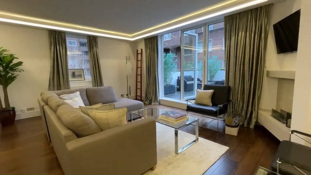 Two Bedroom Flat in Belgravia 1