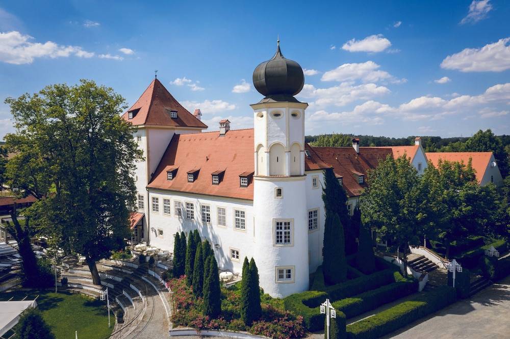 Schlosshotel Neufahrn 1
