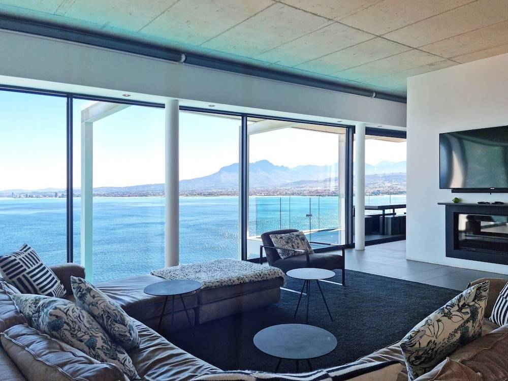 '22 Protea' - Luxury, Style and Elegance - Sleeps 12 in 6 En-suite Bedrooms 1
