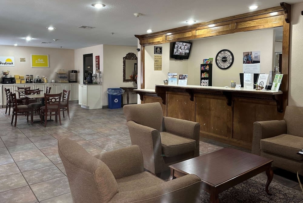 Days Inn & Suites by Wyndham Eunice 2