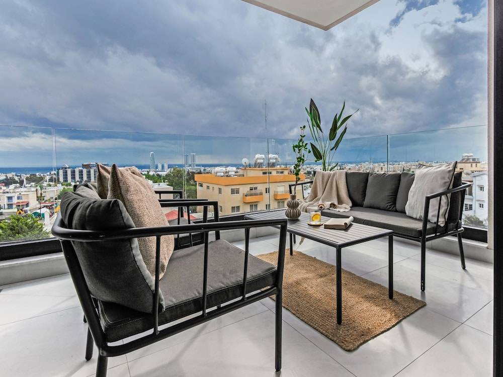 Sanders Only - Charming 2-bdr Apt With Balcony 1
