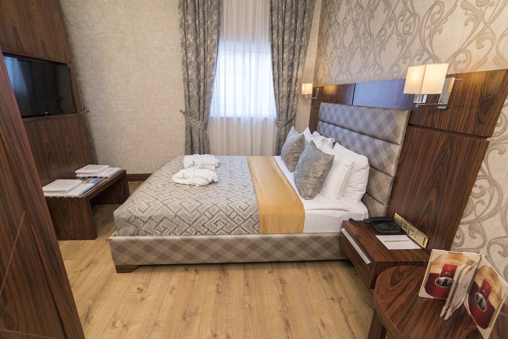 MidMar Deluxe Hotel 1