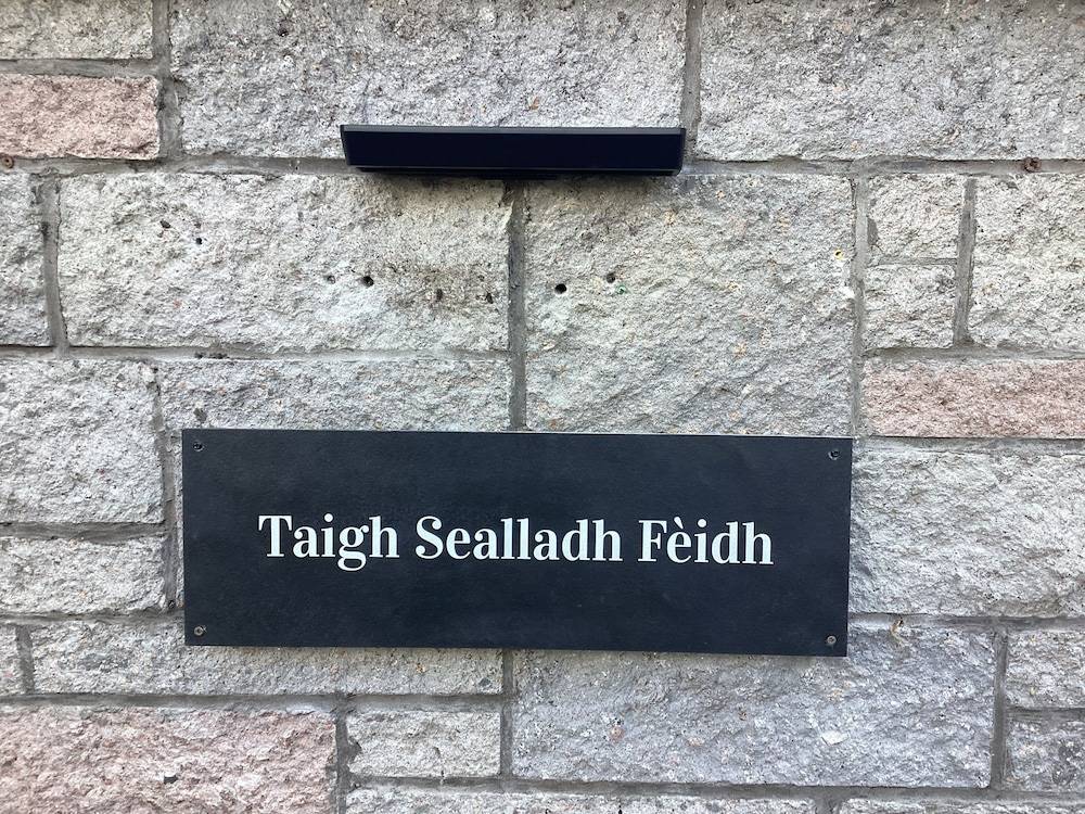 Taigh Sealladh Fèidh B&B 1