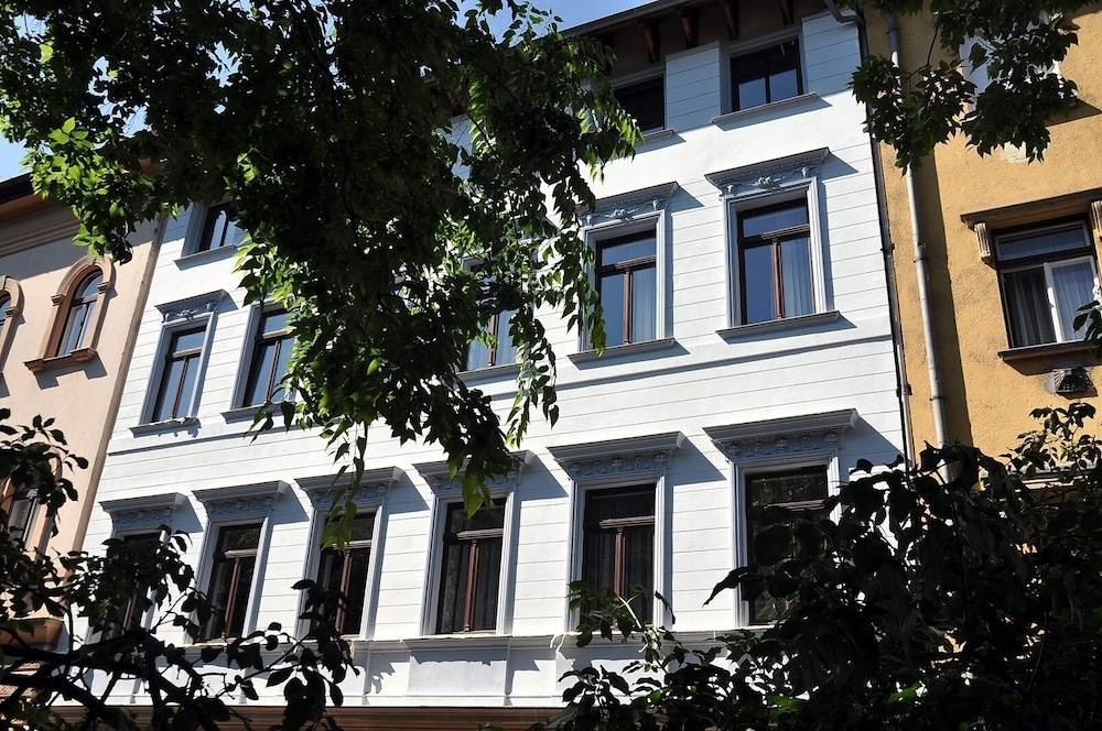 Váralja Home 1