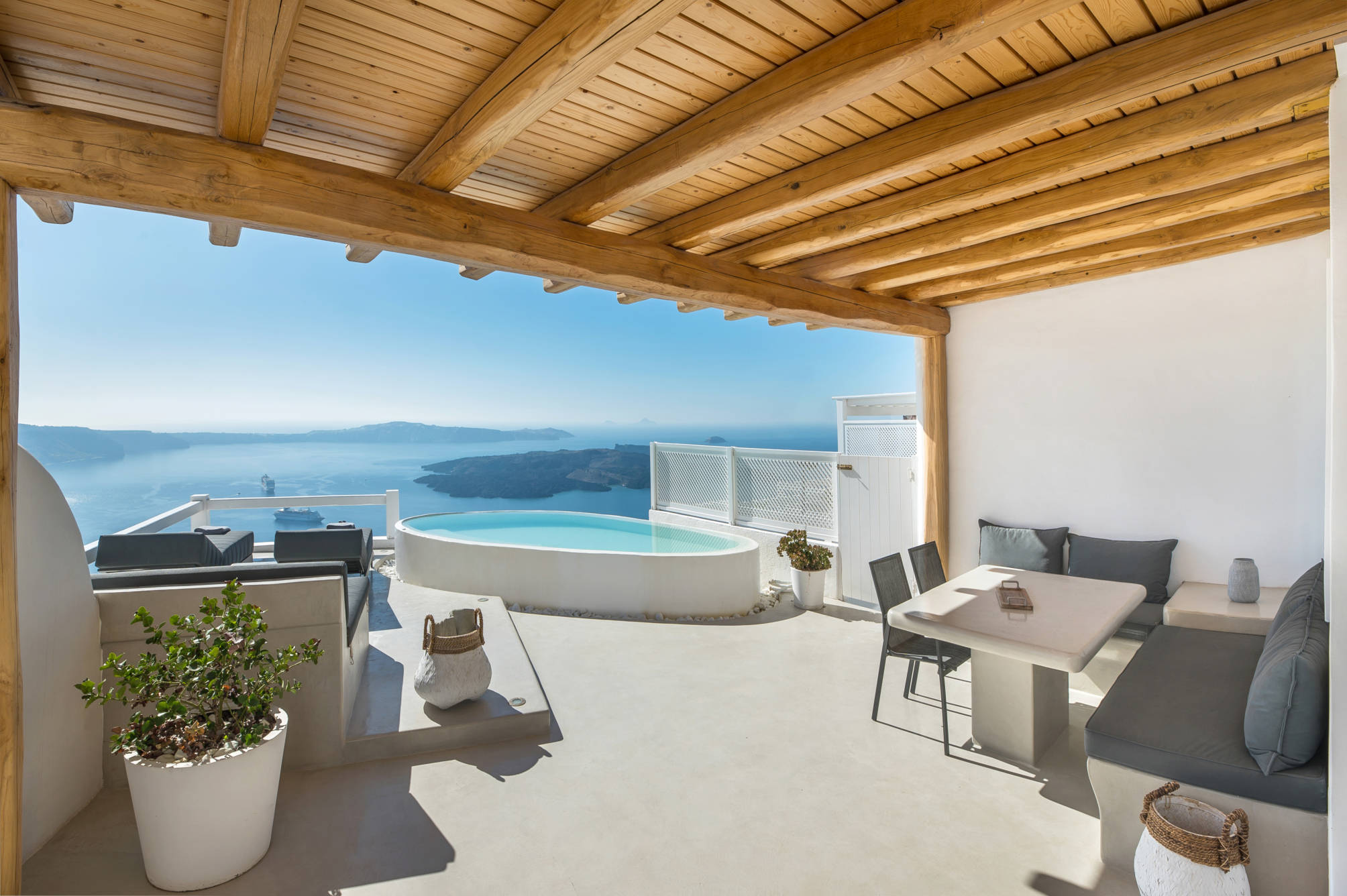 Aqua Luxury Suites by NOMÉE Hospitality Group 2