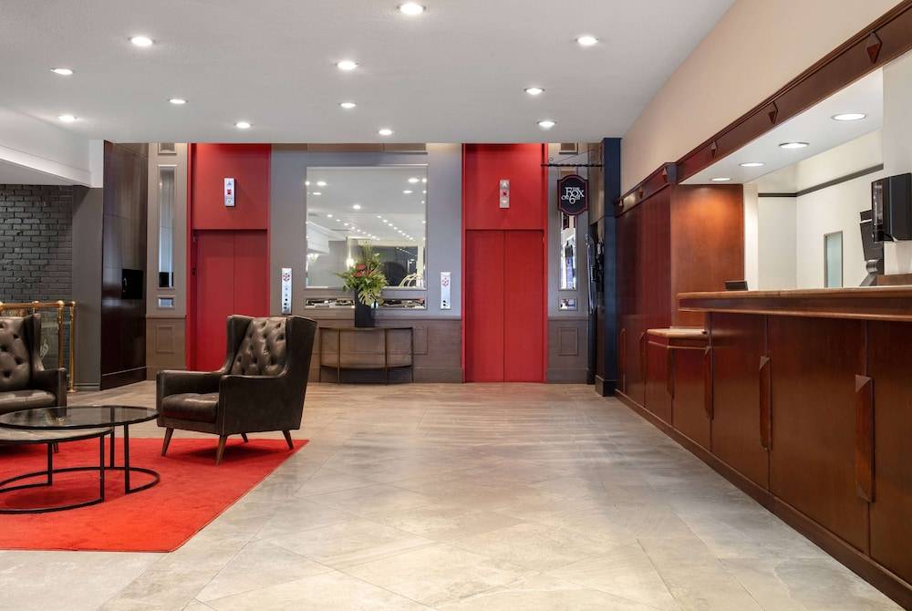 Ramada Plaza by Wyndham Calgary Downtown 2