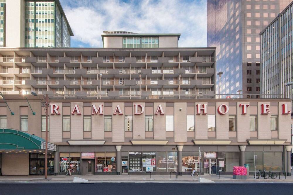 Ramada Plaza by Wyndham Calgary Downtown 1
