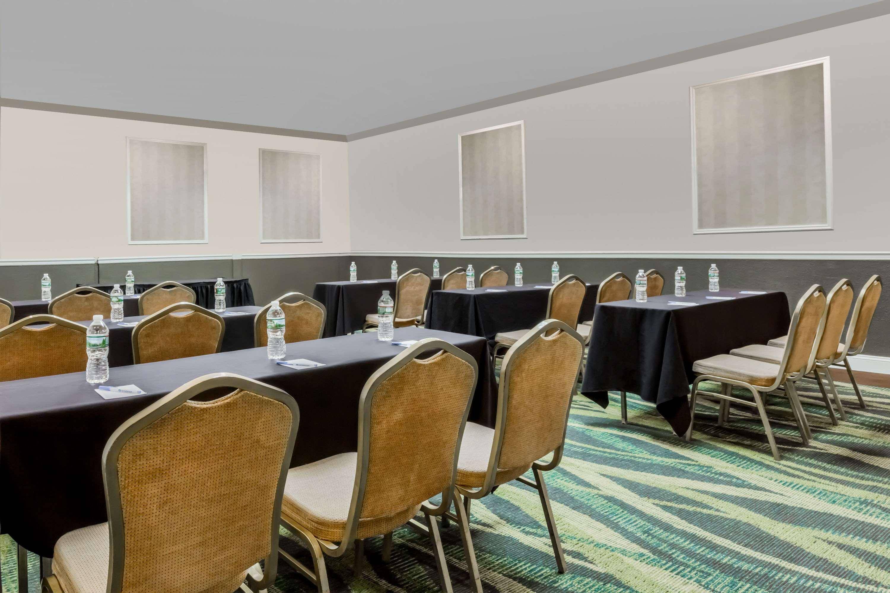 Clarion Hotel & Suites 1