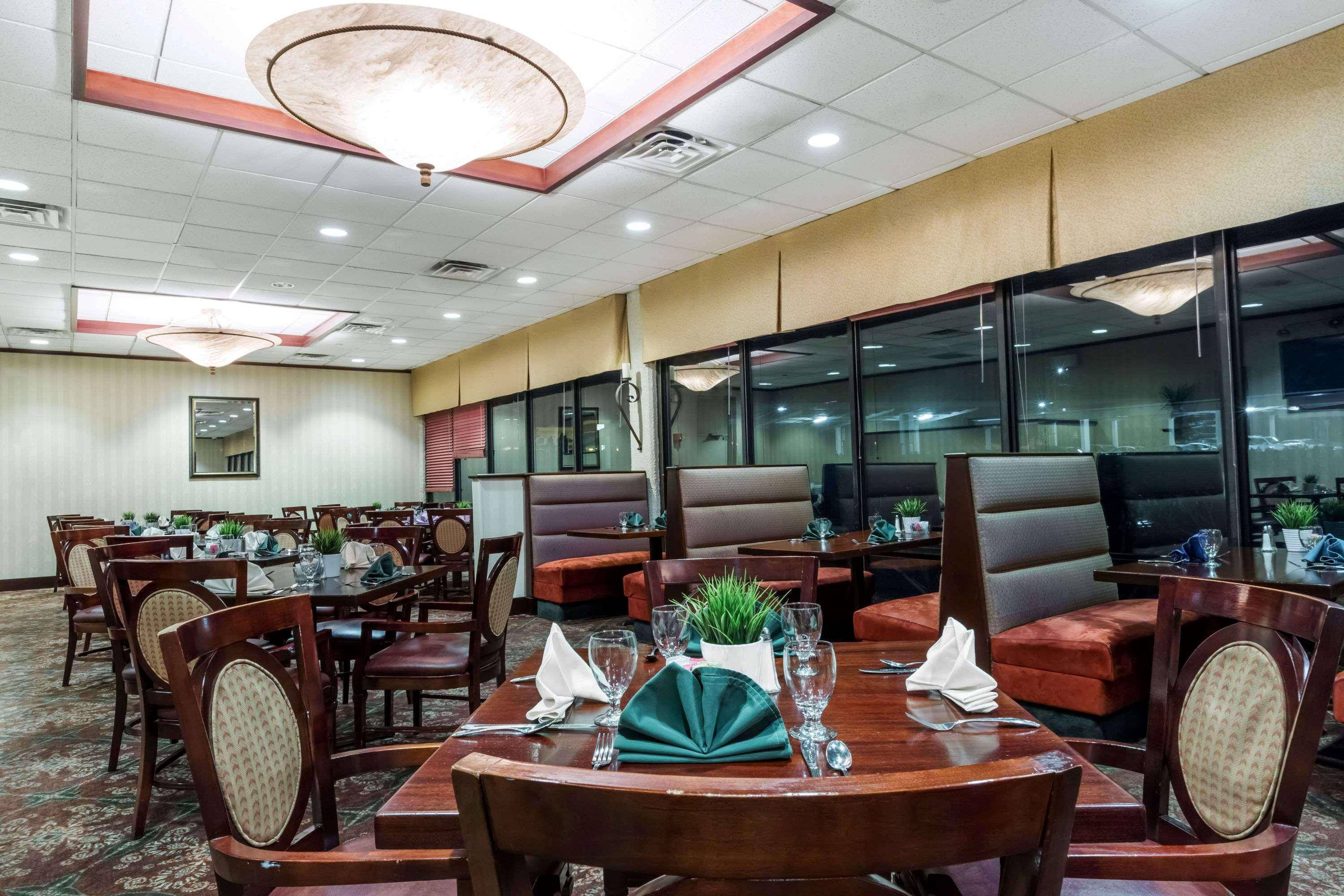 Clarion Hotel & Suites 2