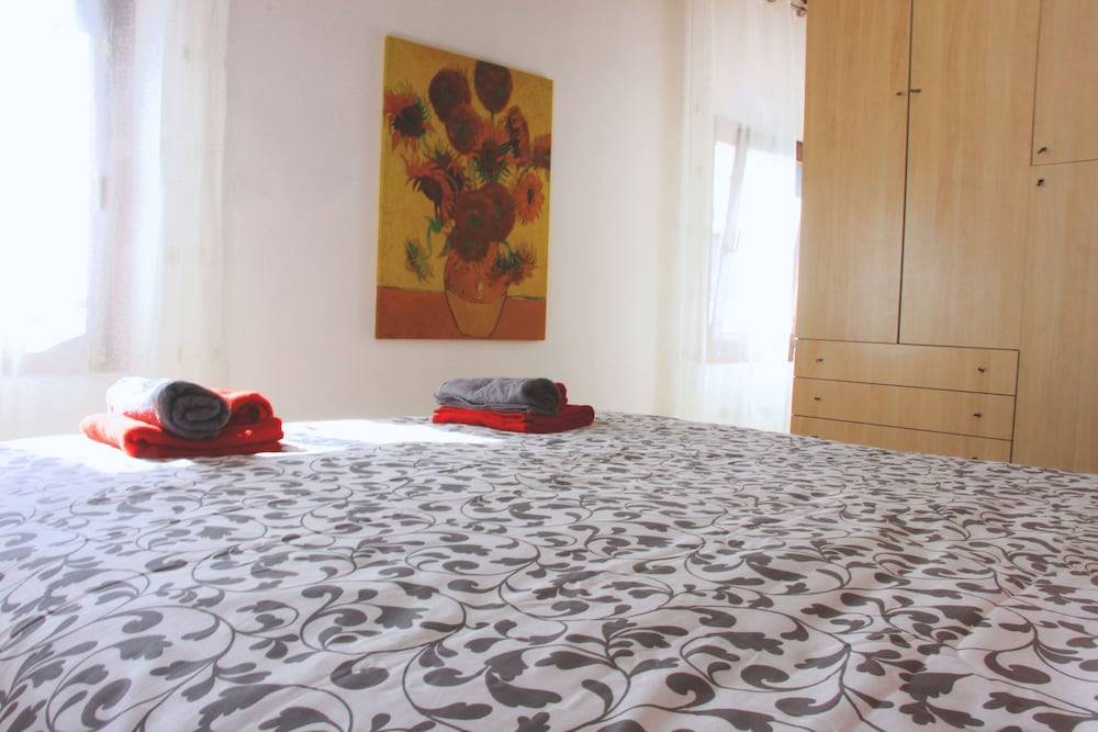 1 Bed-Sleeps 4-Town Centre-Free Parking-AirCon 2