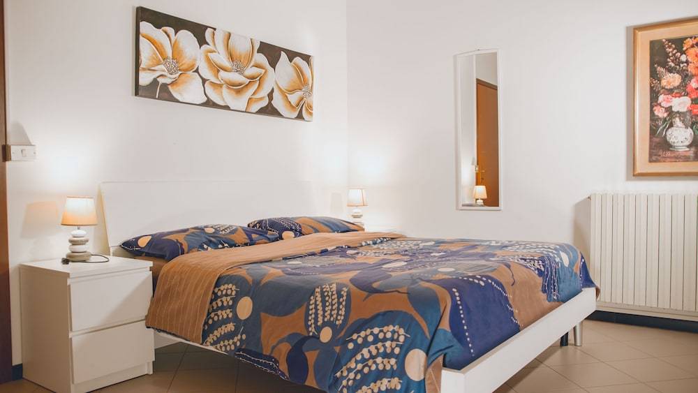 1 Bed-Sleeps 4-Town Centre-Free Parking-AirCon 1
