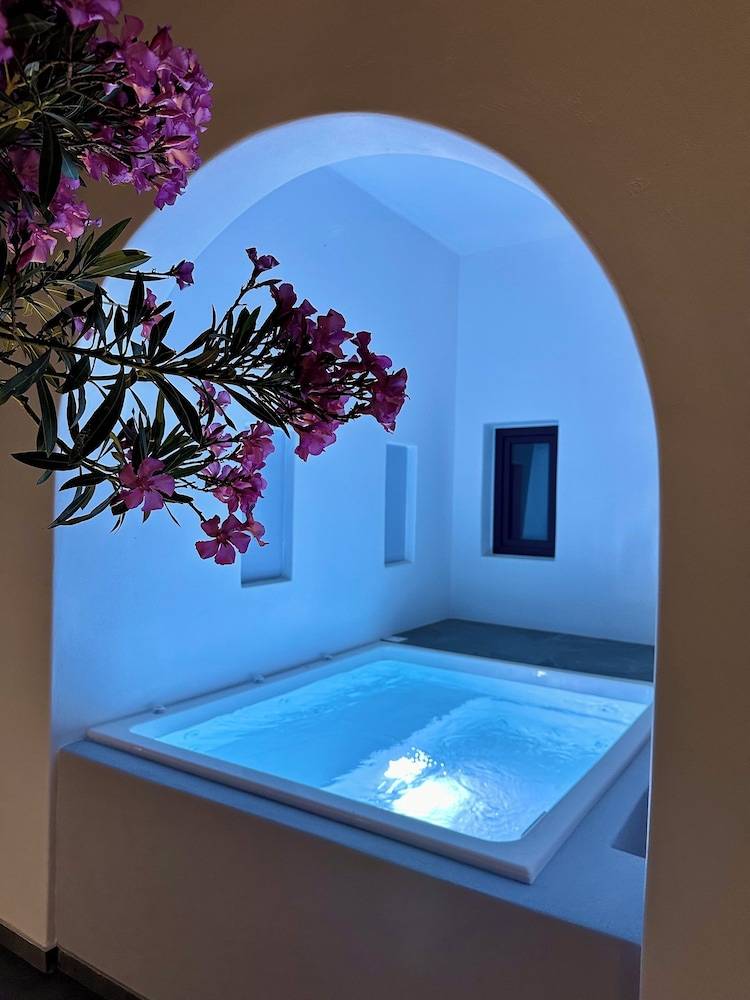 Miracles Suites - Adults Only 1