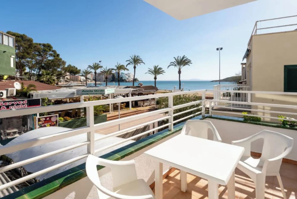 Neighbours Beach Apartments 1