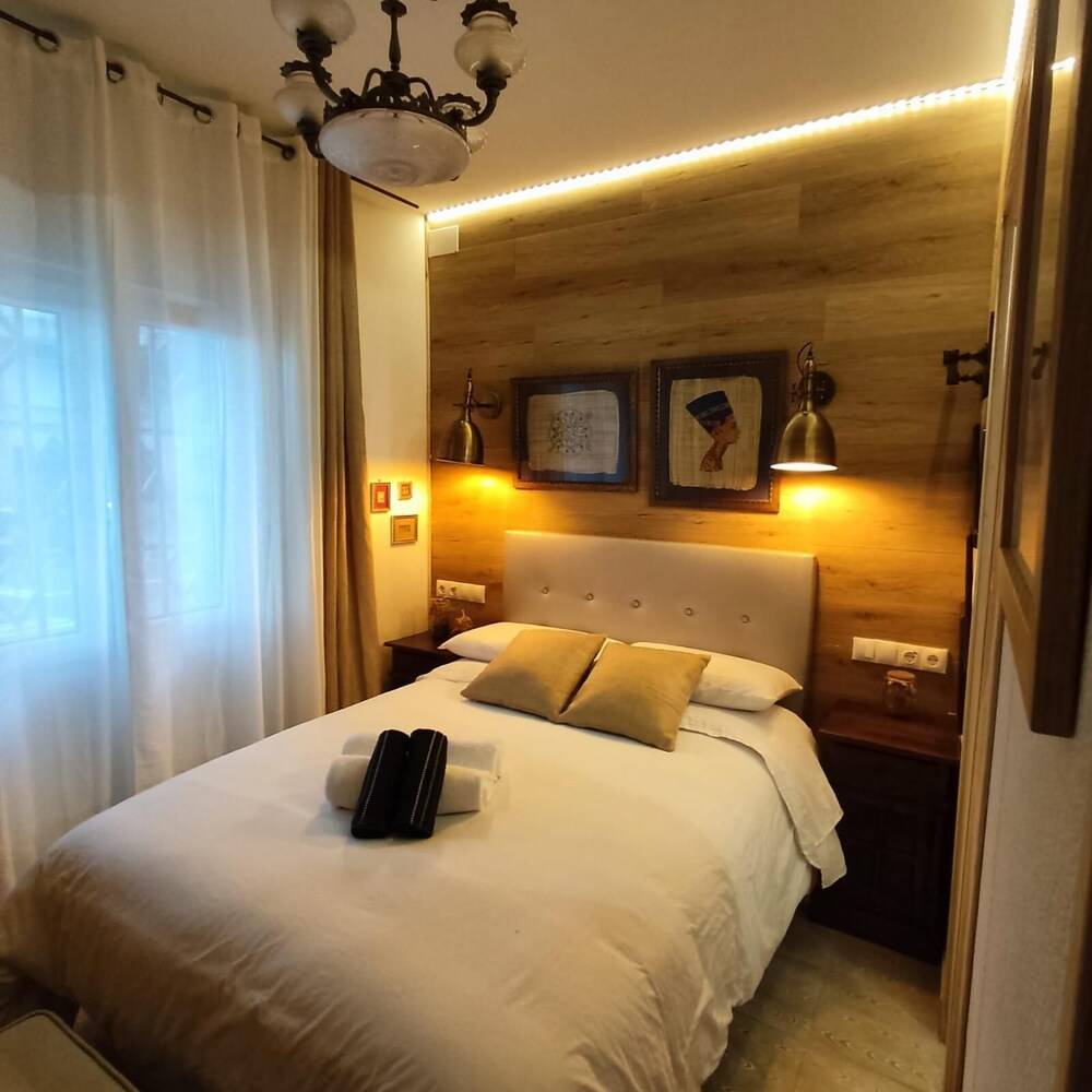STUDIOS OR PRIVATE ROOMS 1