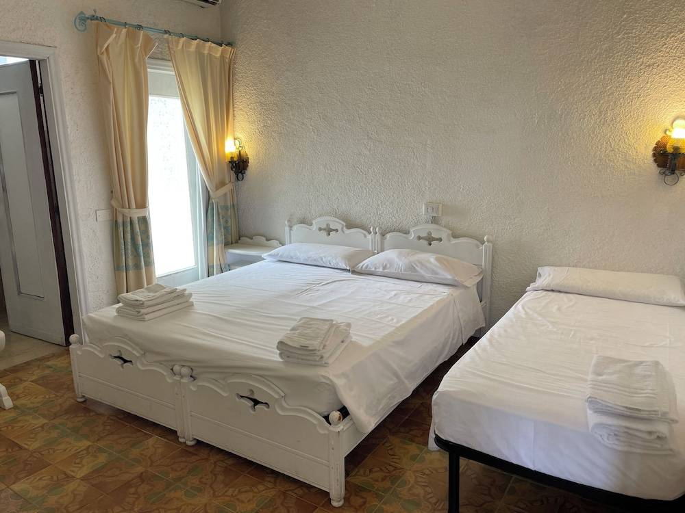 AL FARO VINTAGE HOTEL -SPIAGGIA LA CINTA-SAN TEODORO 1