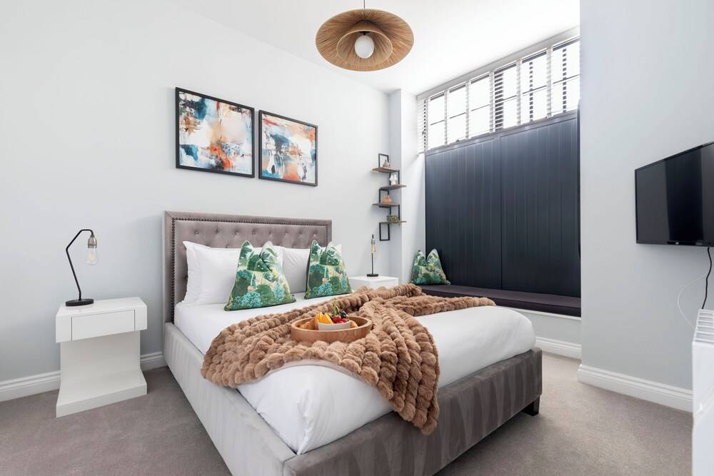Elliot Oliver - Stylish 2 Bedroom Town Centre Apartment 1