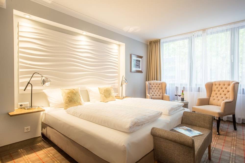 The Ascot Hotel 1