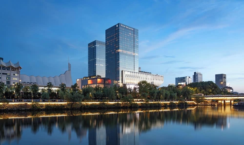 Four Seasons Hotel Hangzhou at Hangzhou Centre 1