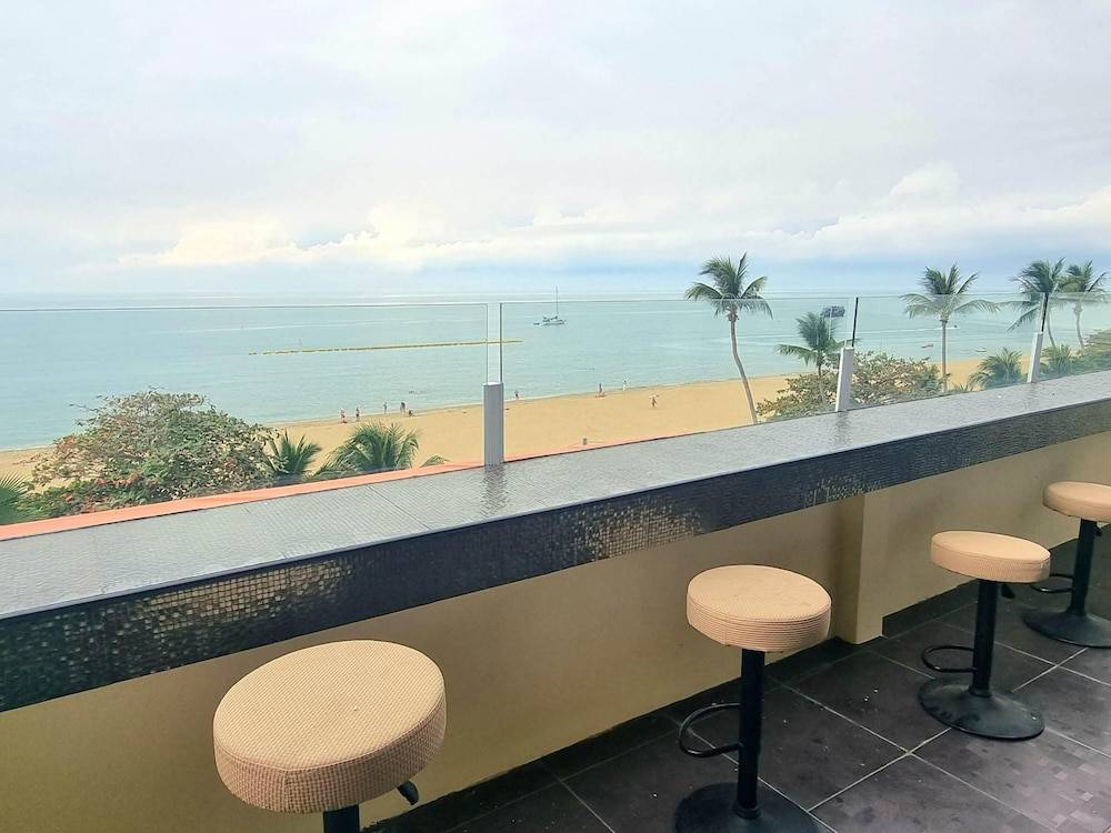 Happy Jomtien - Direct Beach Access, Sea View & Central Location 1