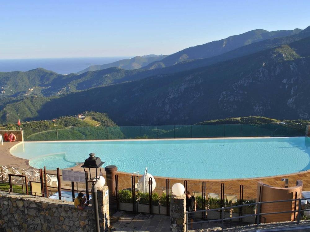 Air-conditioned With a Pool,spa and Fitness Centre 1