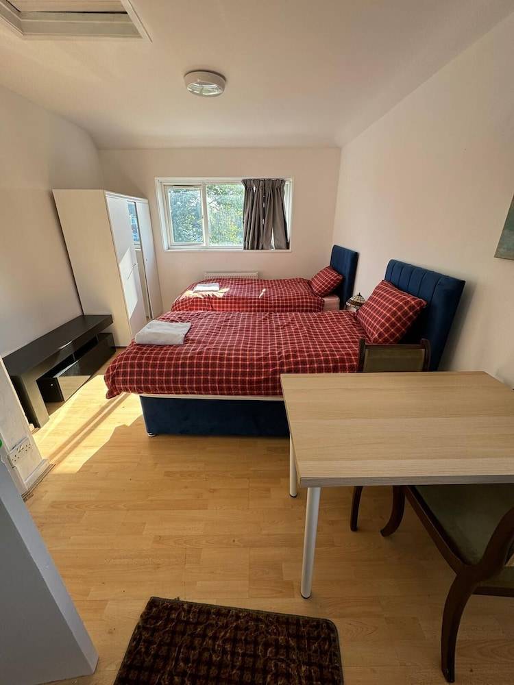 3BR Home Near Hounslow West Tube Station 2