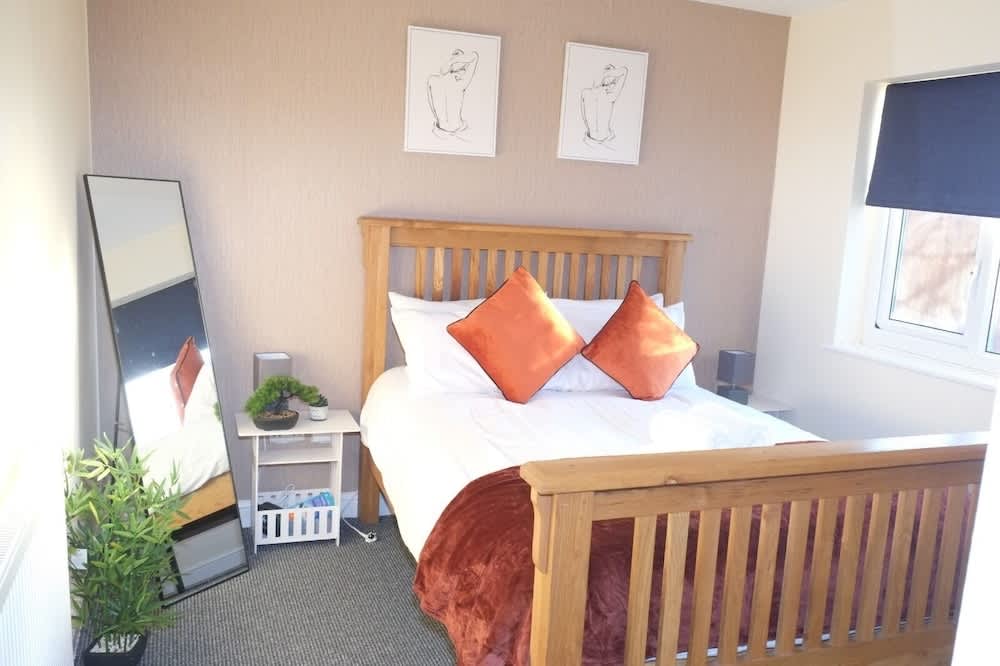 Nottingham 5-br, Sleeps 11 w/ Garden & Parking 1