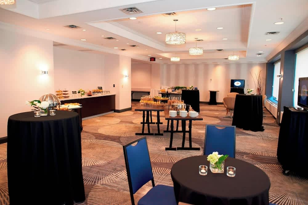 Courtyard by Marriott Toronto Downtown 2
