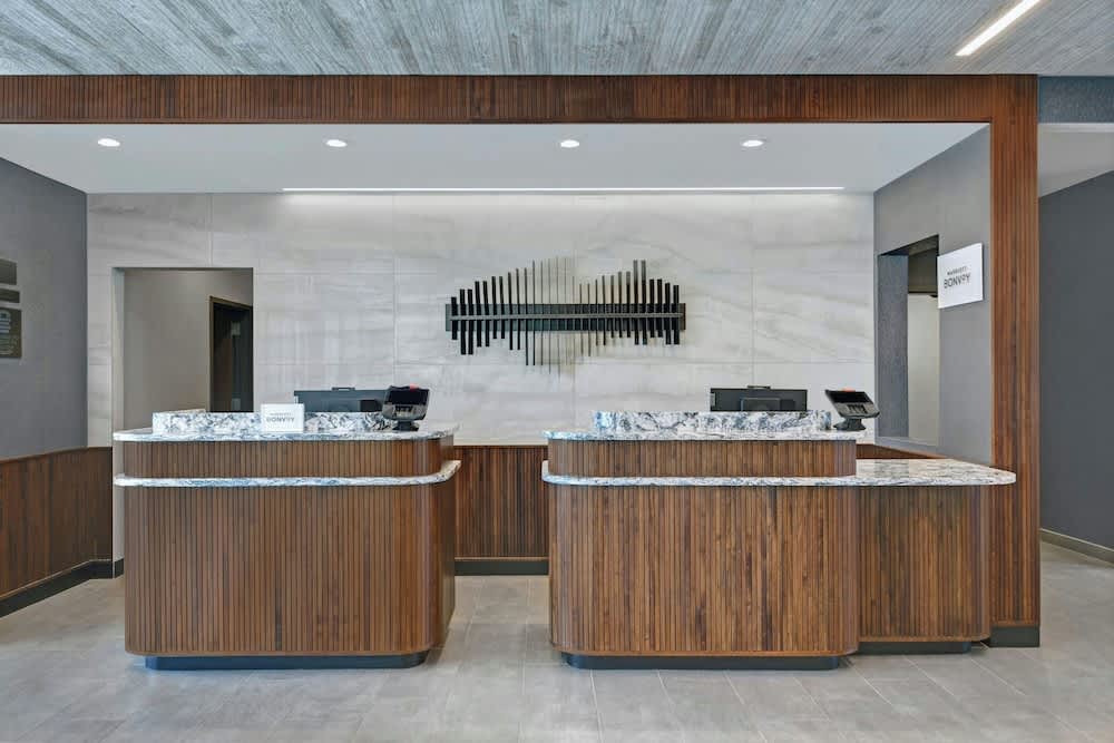 Courtyard by Marriott Hamilton 2