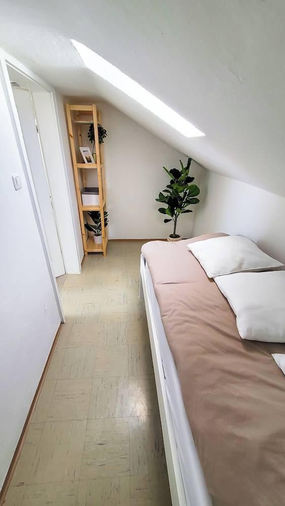 DG Rechts 40m 2-Zimmer Wohnung 2