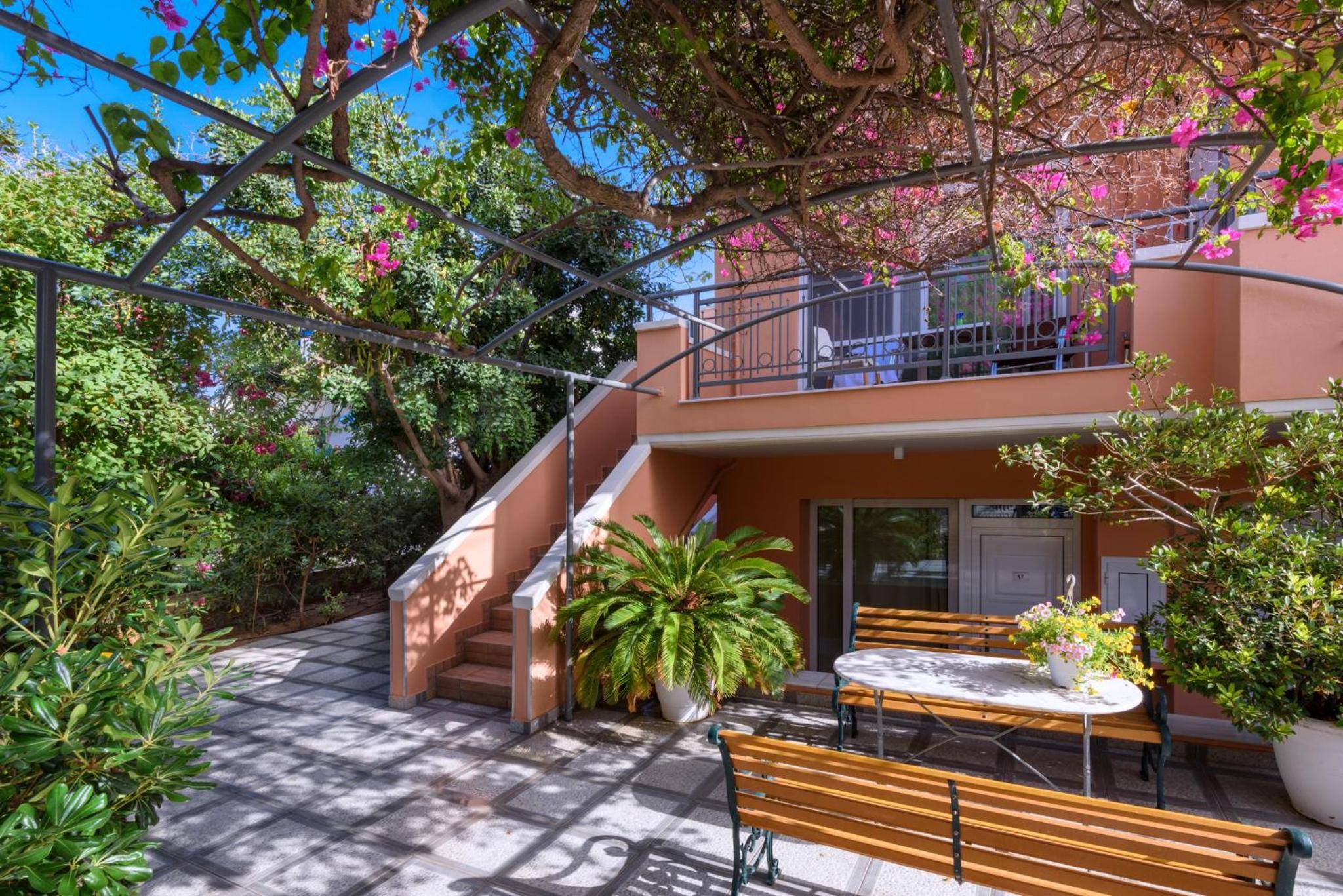 Poseidon Studios & Apartments 1
