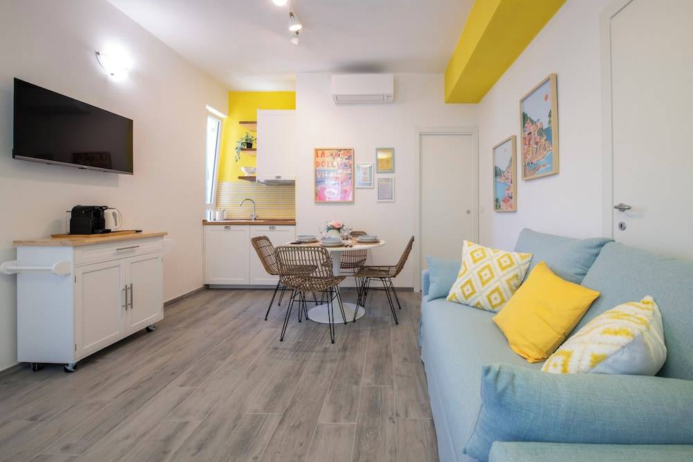aMoneglia, 2 minutes walk to the beach, PVT PARK 1