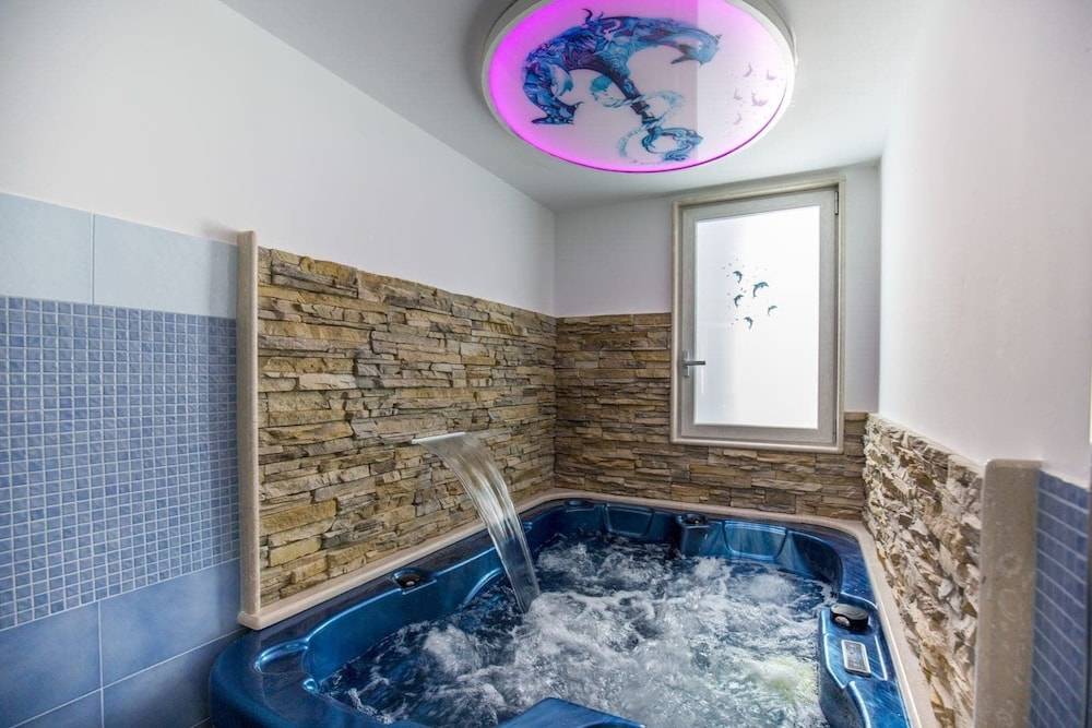 De Vivo Realty - Blue Angels Relais 1