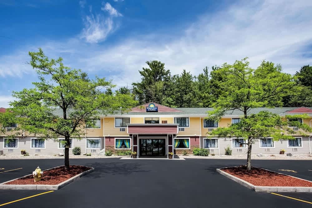 Days Inn & Suites by Wyndham Stevens Point 1