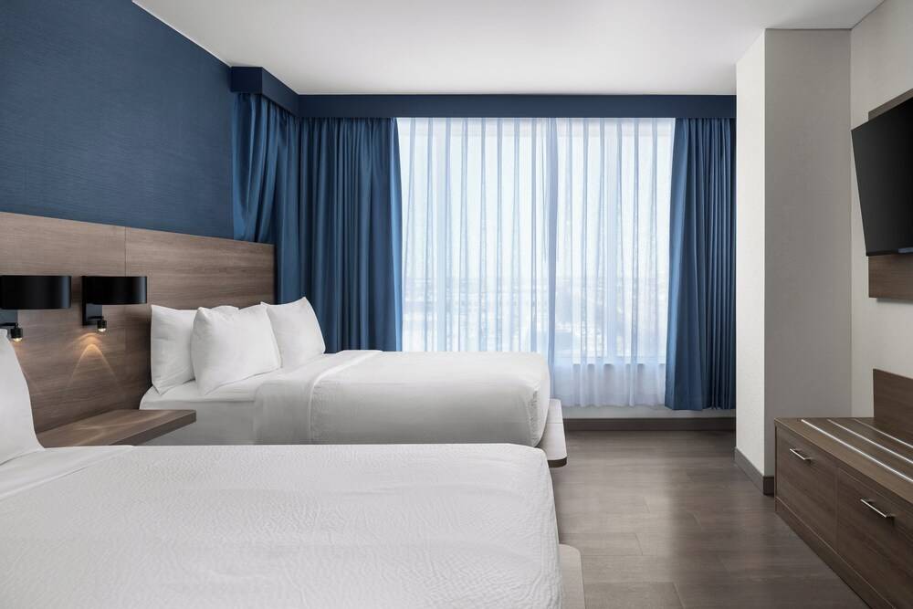 Holiday Inn Express Montreal Airport - St-Laurent by IHG 1