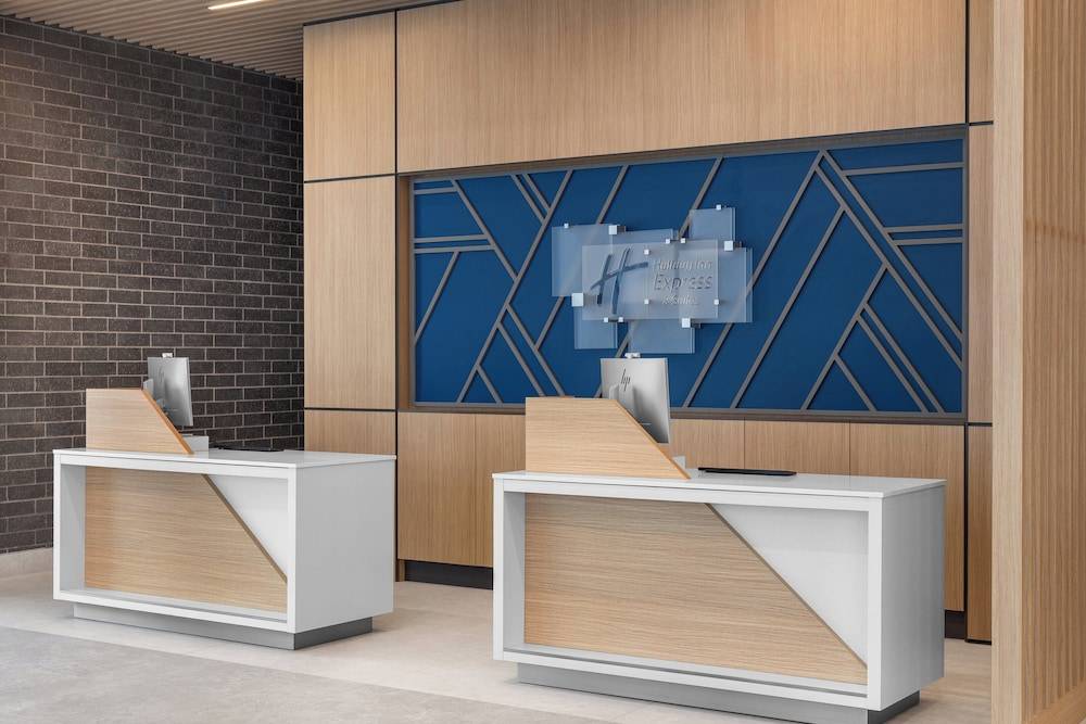 Holiday Inn Express Montreal Airport - St-Laurent by IHG 2