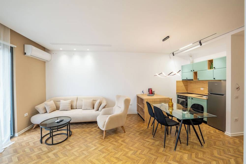 Tirent Apartment-Modern 1-Bedroom Stay Near Liqeni i Thatë 1