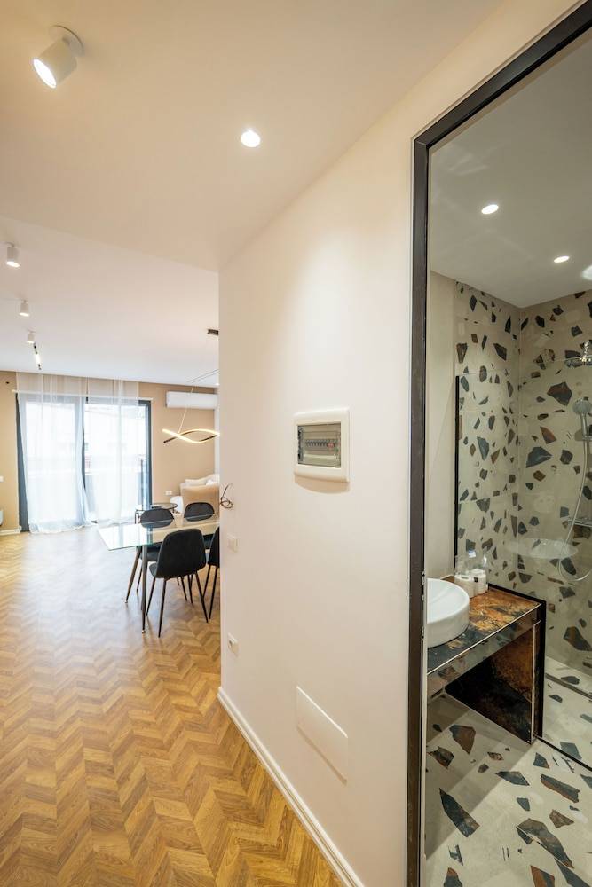Tirent Apartment-Modern 1-Bedroom Stay Near Liqeni i Thatë 2