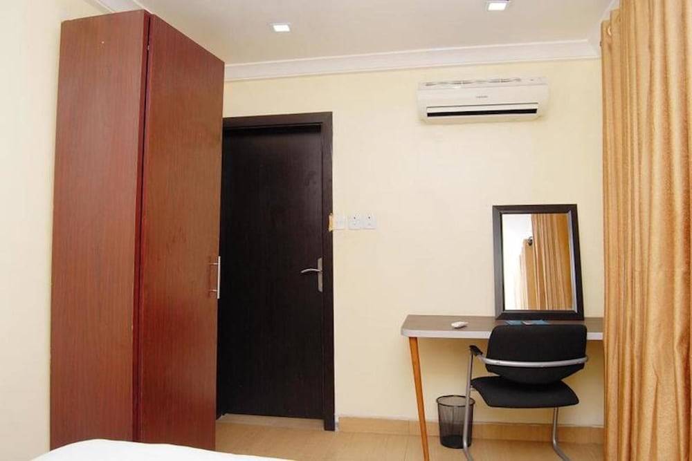 West 11 Luxury 2