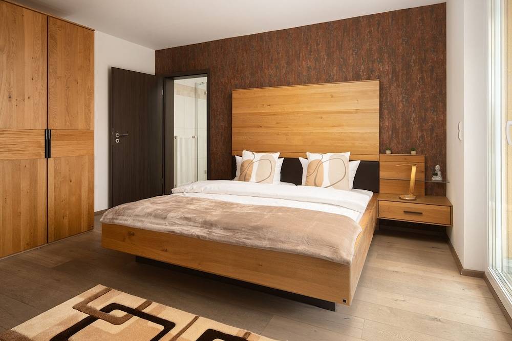 Hotel Vier Jahreszeiten an der Therme & Kliniken Bad Krozingen Nähe Freiburg & Schwarzwald Ideal für Wellness Kur & Business Ausflüge 24h Check In- WLAN & Parken gratis 2
