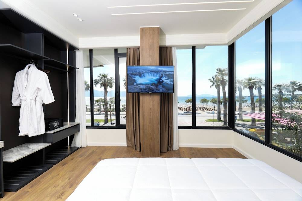 Hotel Adore 1