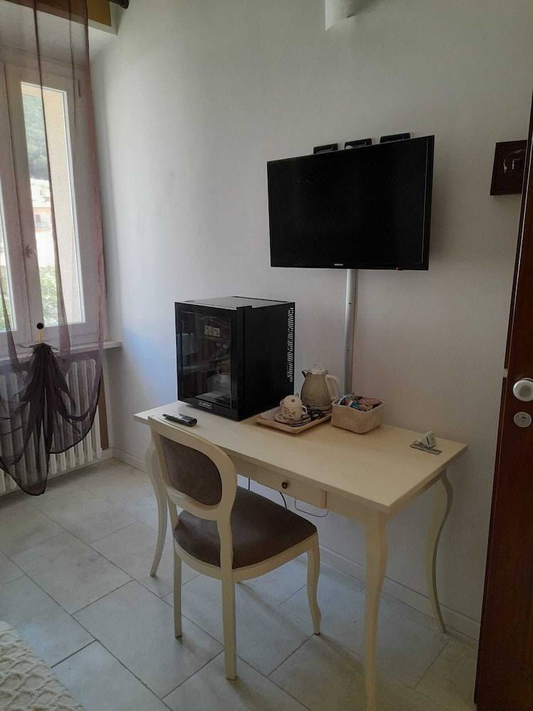 DUETERRE ROOM & HOST 2