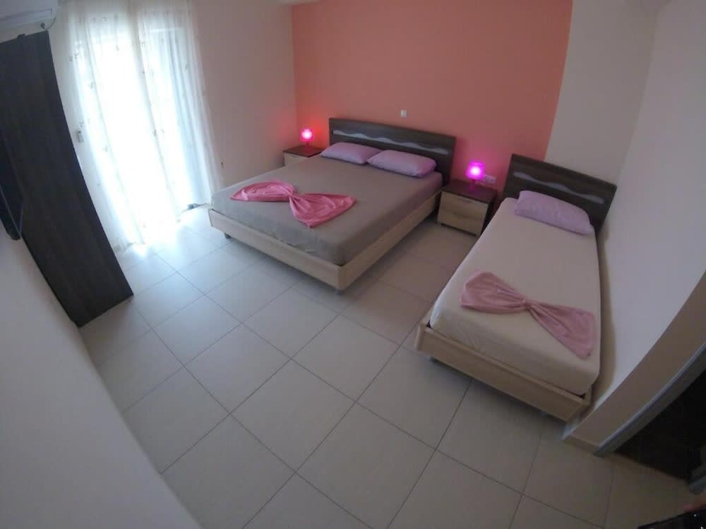 Riviera Rooms 2