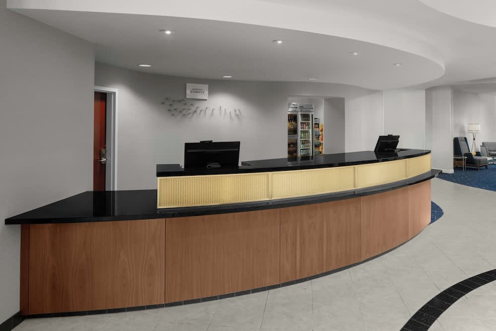 Courtyard by Marriott Santa Clarita Valencia 2