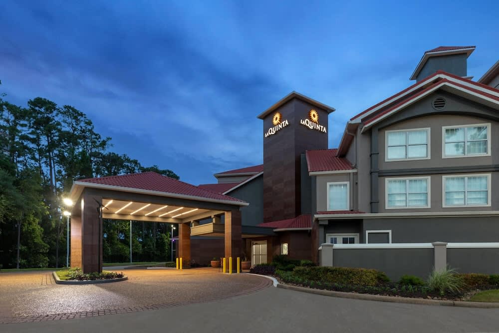 La Quinta Inn & Suites by Wyndham Houston Bush IAH South 1
