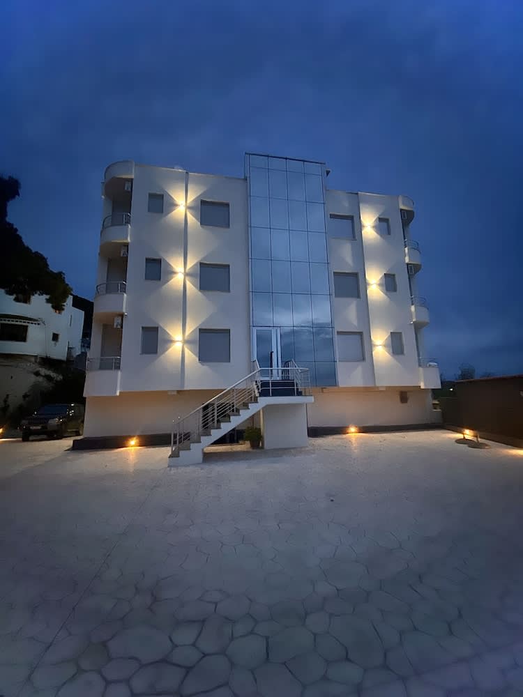 AL Hotel 1