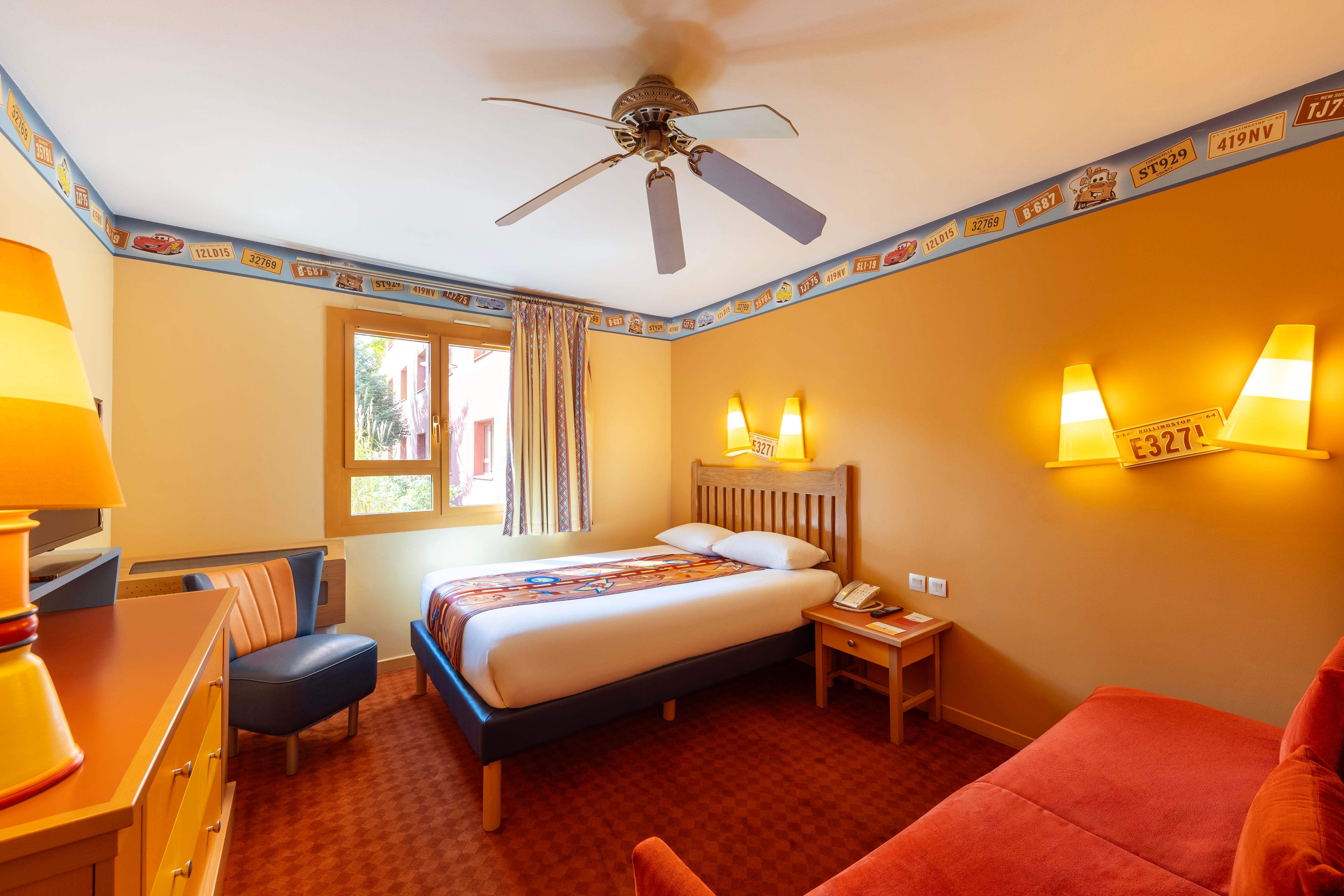 Disney Hotel Santa Fe + Tickets 2